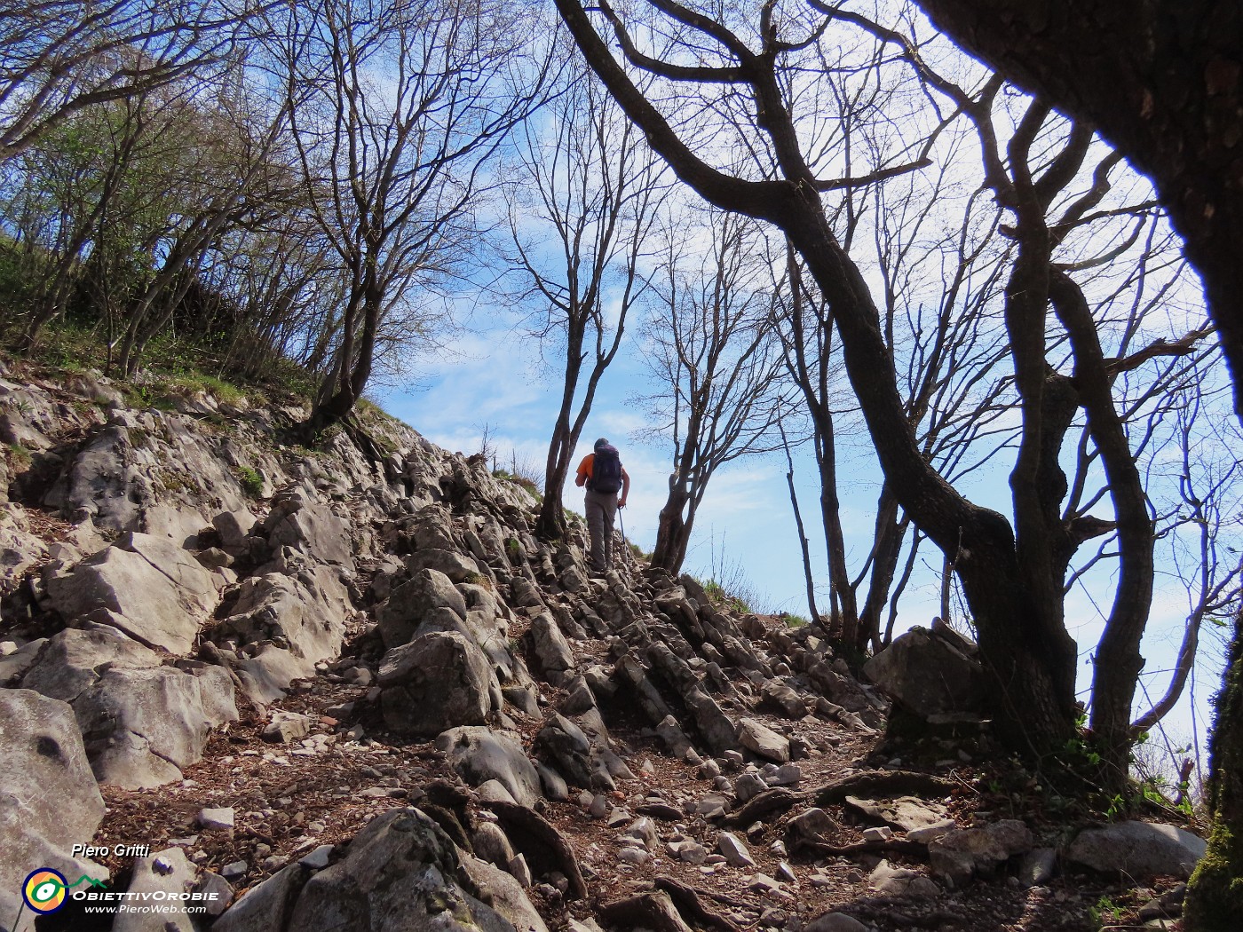 38 Camminando su rocce affioranti .JPG
